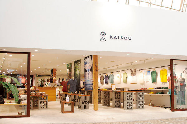 海想平和通り店 那覇市国際通り近くにある店舗です。オーガニックコットンTシャツやオリジナルのシャツ、レディースアパレル、また県内作家さんによる雑貨などを取り扱っています。